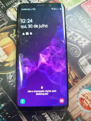 Samsung Galaxy S9 com detalhes no vidro como mostra a foto