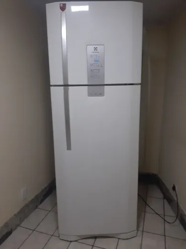 Geladeira, está semi nova, porém não está desarmando, motivo da venda mudança