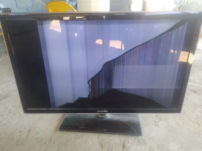 Televisão SAMSUNG 42 polegadas tela trincada