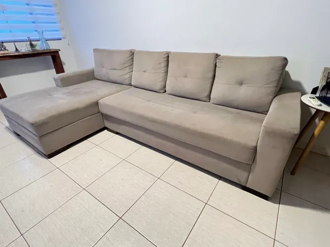 Vendo sofá com chaise barato.