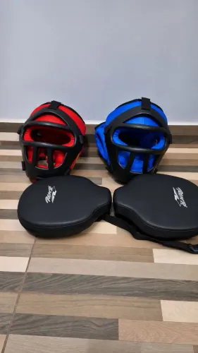 Kit boxe : capacete mais manopla. (Atenção)  o capacete vermelho está com desgaste 