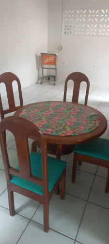 Mesa redonda e cadeiras de madeira