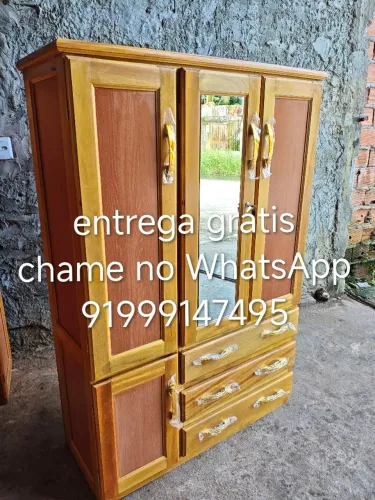 Guarda roupa novo de madeira 3 portas frete grátis.