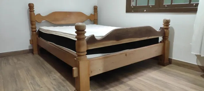 Oportunidade! Cama de casal "madeira maciça" com colchão Castor D45
