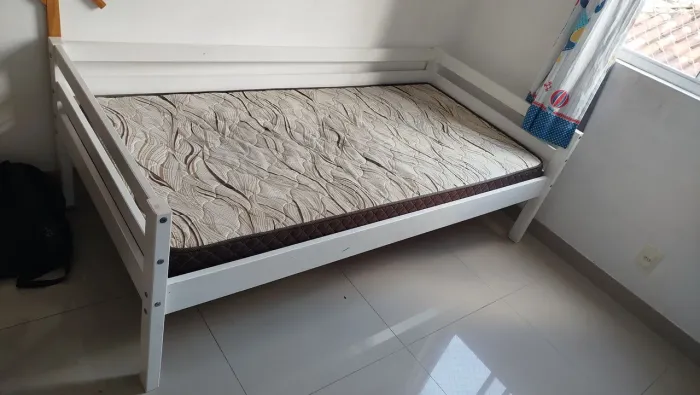 Cama de solteiro de madeira maciça com colchão