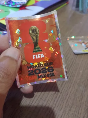 Figurinha FWC 6 Copa 2026 Taça laranja vermelha