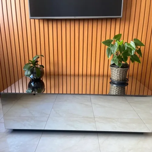 Mesa de centro espelhada com gavetas laterais