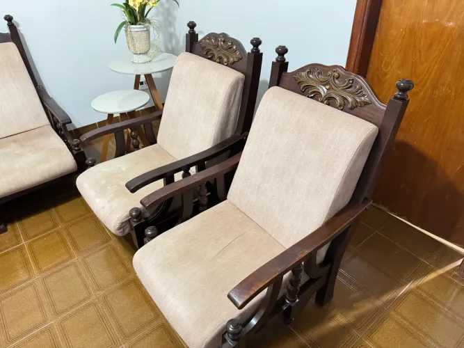 Conjunto de sofá e poltronas madeira maciça retrô