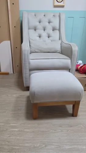 Poltrona de Amamentação com Puff
