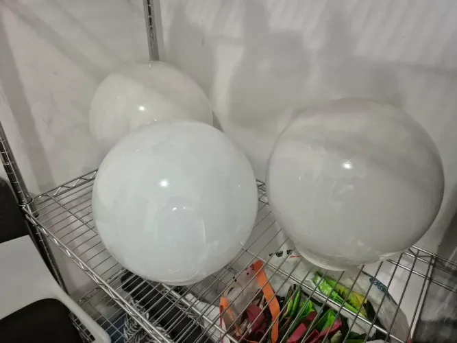 Três globos de vidro leitoso 30 cm e bocal