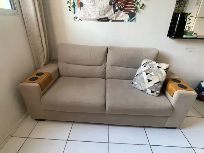 Sofá 2 Lugares Bege Suede com Apoio de Braço e Porta-Copos em Madeira
