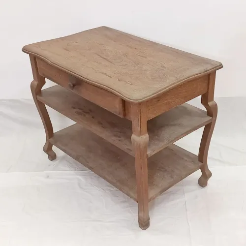 Mesa de madeira angelim maciça com gaveta. Altura 70 cm x Comprim. 92 cm x Largura 56 cm.