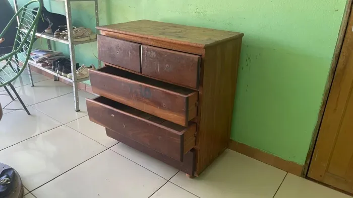 Vendo cômoda original de madeira de primeira linha