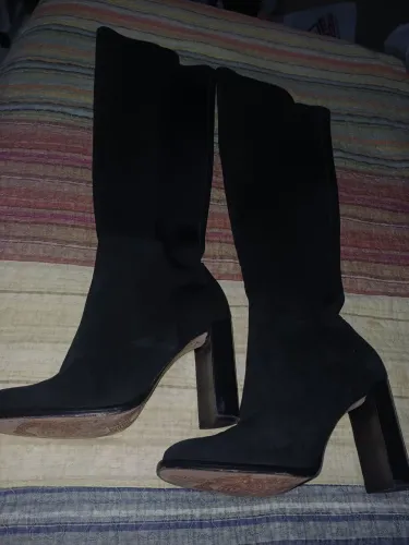 Bota de camurça cano longo marca animale em perfeito estado.