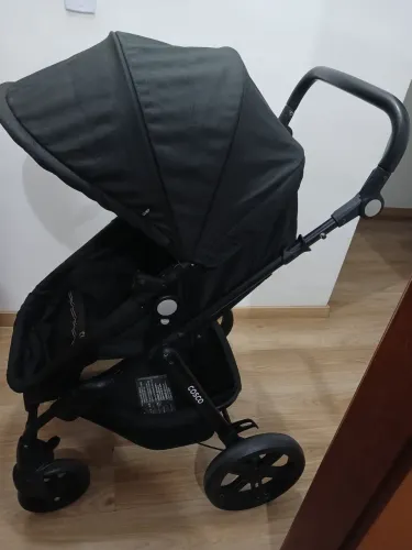 Carrinho de bebê Cosco, com bebê conforto incluso