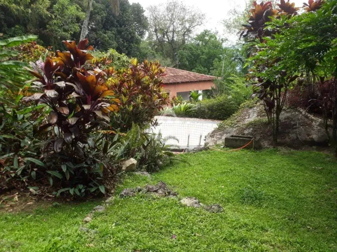 Excelente Sítio 5000m² ,no Parque da Serra de Petrópolis, com piscina, quadra de vôlei e c