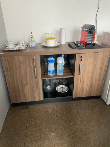 Balcão Buffet Aparador de Escritório (Cantinho do Café) com Chave