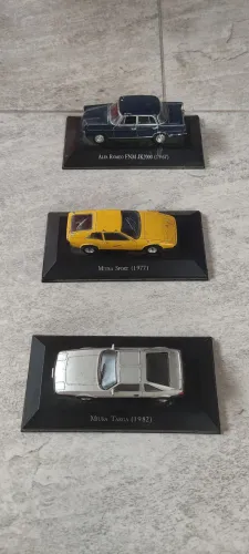 Carrinhos miniatura Miura e Alfa Romeo