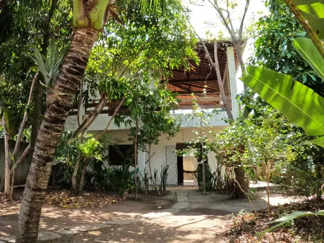 Casa em enseadas dos corias, com piscina, jardim, garagem 2 quartos sendo um suíte.