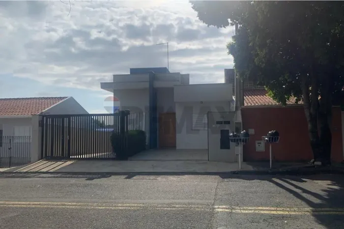 RE/MAX ALUGA Casa Térrea, Vila Santana, 2 quartos , sendo 1 suíte , 93m² ,1 vaga R$ 3.600,