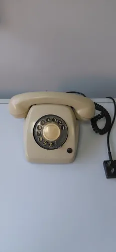 Telefone antigo para decoração