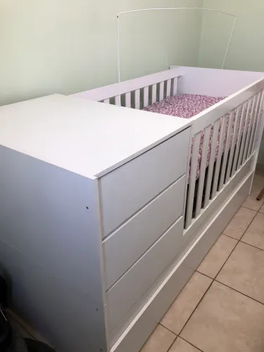 Berço Multifuncional Branco com Cômoda e Trocador Acoplados