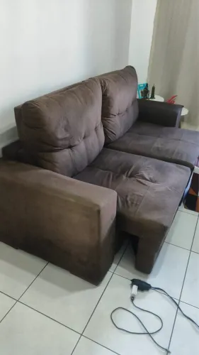 1 sofá e uma mesa com 4 cadeiras 