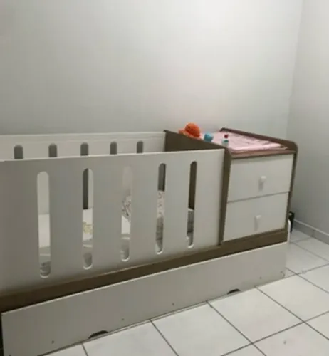 BERÇO COM CAMA AUXILIAR E CÔMODA