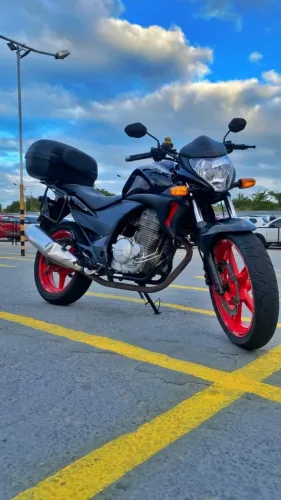 Honda CB300R 2010 - 146 mil km (NUNCA abriu o motor), com baú, capacetes e kit completo!