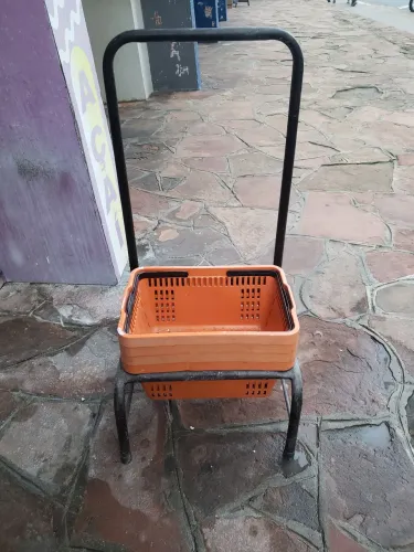 Cestos e suporte para loja