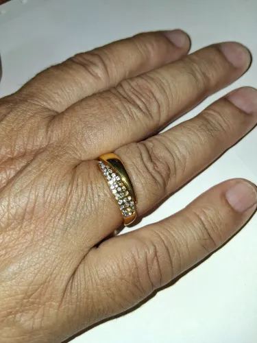 Lindo anel * banho de ouro * com pedras de zircônia * aro 19