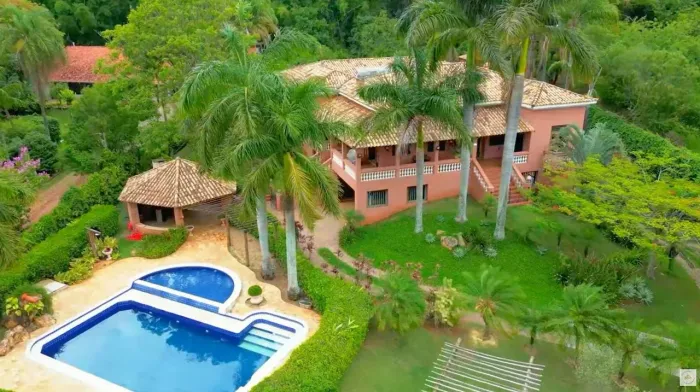 Chácara estilo fazenda à venda em Valinhos ao lado do Colégio Porto Seguro 5.000m²
