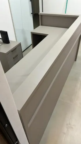 Balcão em MDF para recepção em L com gaveteiro de 4 gavetas