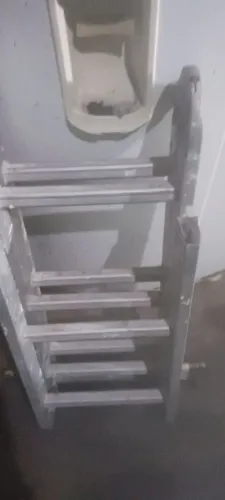 Escada usada em boas condições
