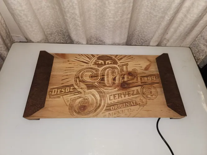 Luminoso Sol Cerveza em madeira e metal, com led e fonte bivolt. 