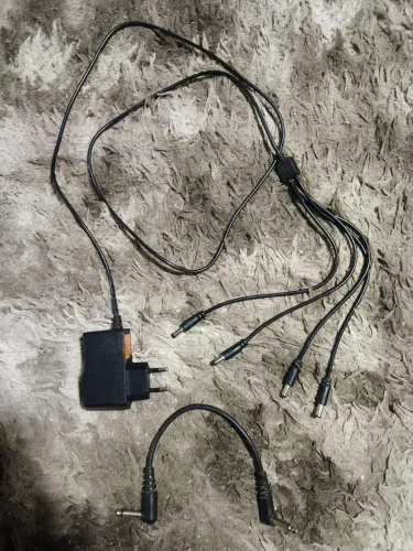 Fonte e cabo para pedal