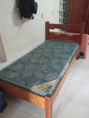 Cama de madeira maciça (solteiro)