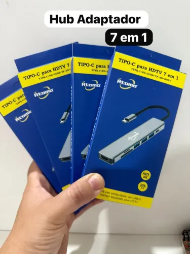 Hub adaptador USB-C 7 em 1 O dispositivo possui um acabamento em alumínio cinza