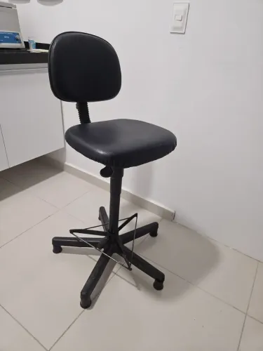 Cadeira caixa alta para escritório (sem rodas)