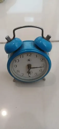 Despertador mecânico (à corda) em miniatura