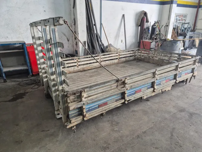 Carroceria de madeira Bongo para kombi