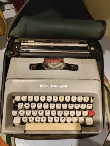Máquina de escrever Olivetti