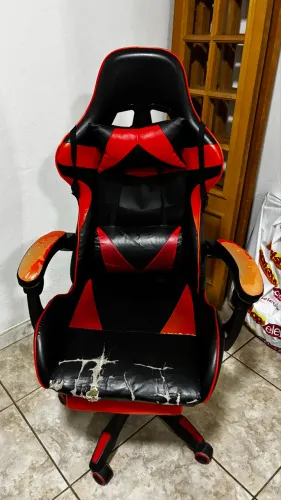 Cadeira Gamer Preta e Vermelha com Apoio de Pés
