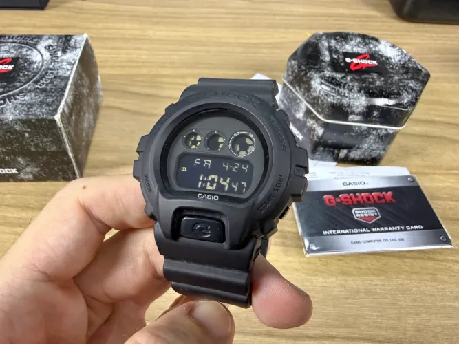 G-Shock DW-6900BB1 All Black na caixa 