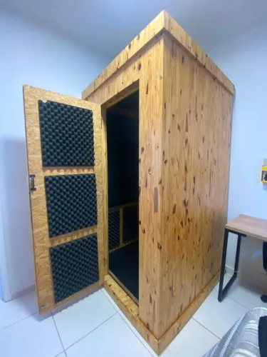 Cabine Acústica em Pinus e OSB