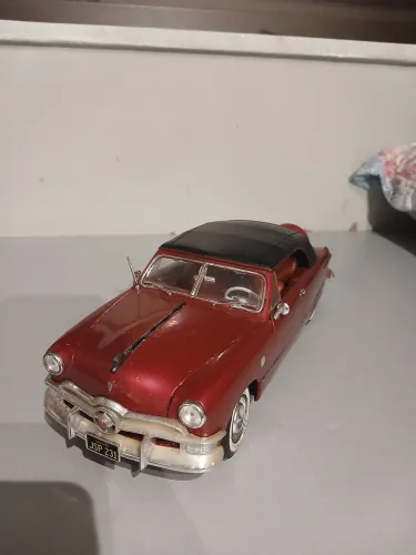 Miniatura Ford Custom Conversível 1950 Maisto 1:18 - Vinho/Bordô (Colecionador)
