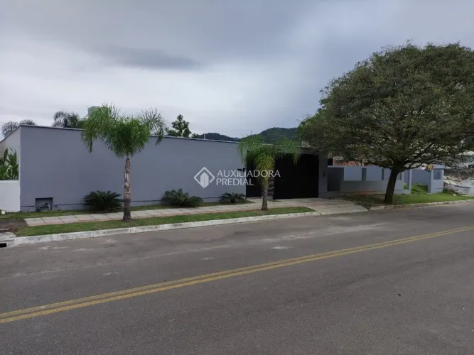 Terreno de 900m² com uma casa