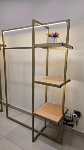 Arara de roupas loja dourada com prateleiras em MDF e LED COB