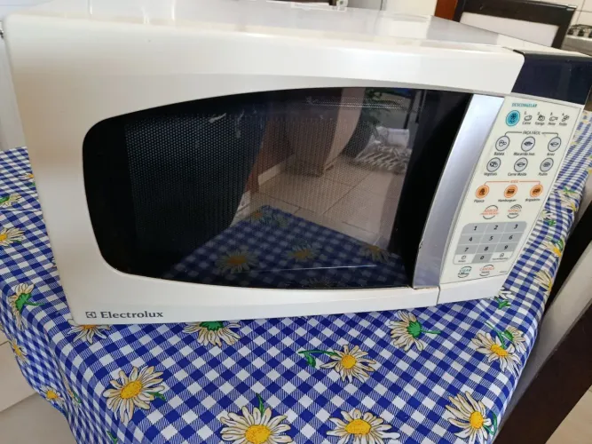 Microondas Eletrolux 18 litros funcionando perfeitamente