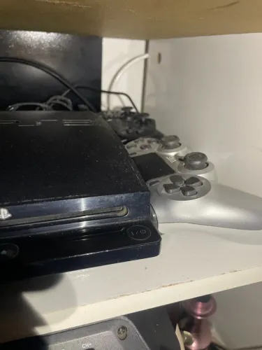 TROCO PLAYSTATION3 COM 2 CONTROLES MAIS UM MONTE DE JOGOS ORIGINAIS POR UM TABLET OU VENDO